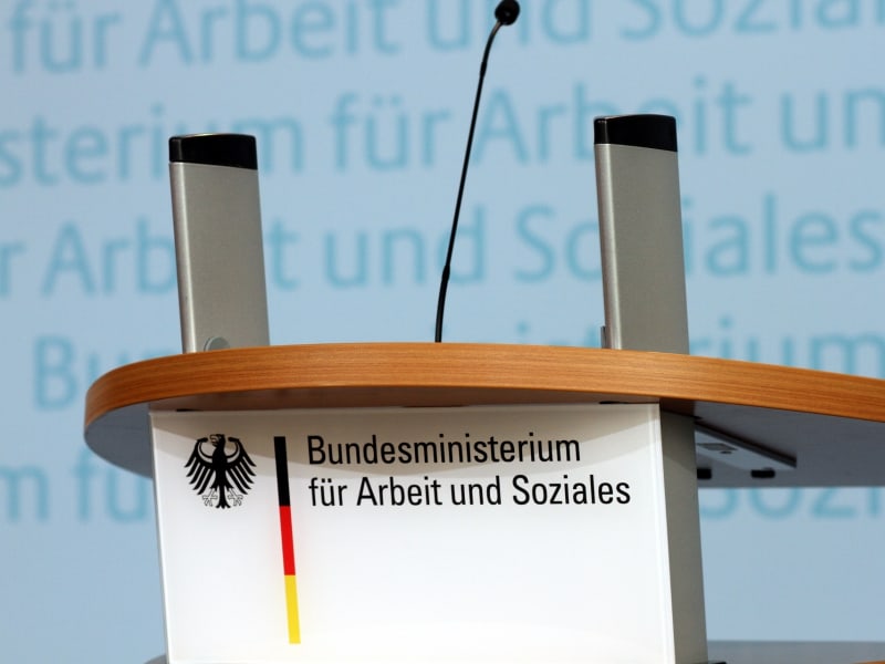 Rednerpult im Bundesministerium für Arbeit und Soziales, über dts Nachrichtenagentur