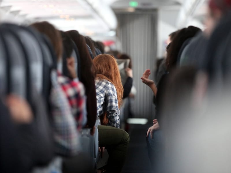 Rothaarige Frau in einem Flugzeug, über dts Nachrichtenagentur