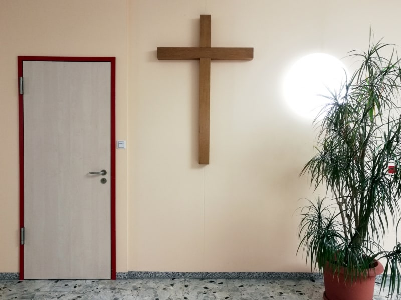 Kreuz in einem Krankenhaus, über dts Nachrichtenagentur