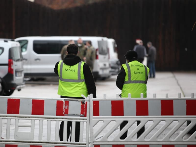 Sicherheitskräfte an Corona-Impfzentrum, über dts Nachrichtenagentur