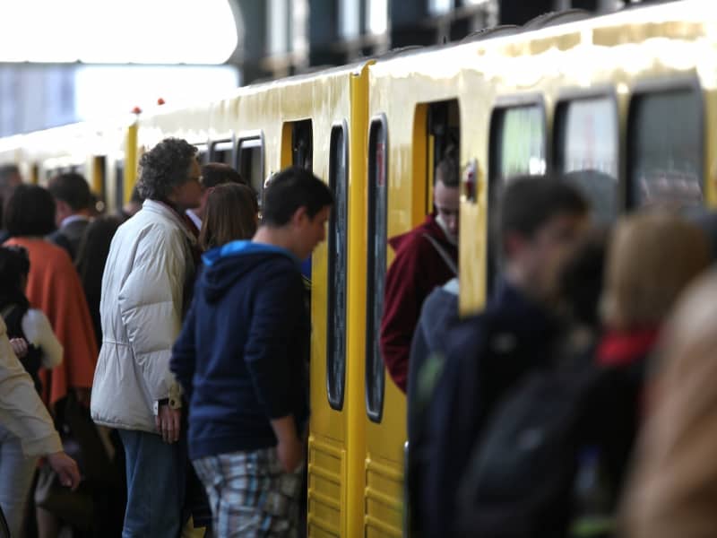 Fahrgäste am Bahnsteig einer Berliner U-Bahn, über dts Nachrichtenagentur