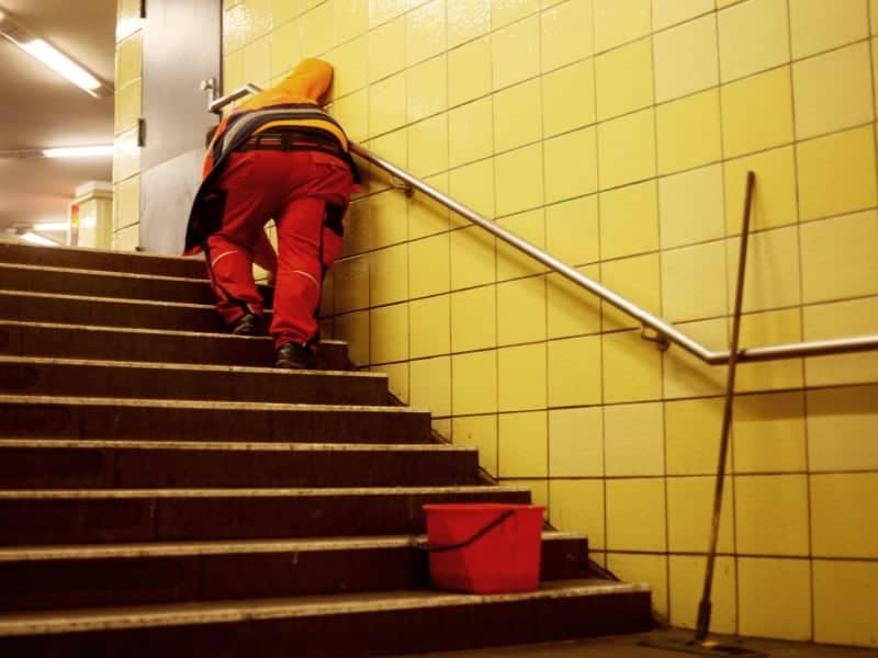 Reinigungskraft in einer U-Bahn-Station, über dts Nachrichtenagentur