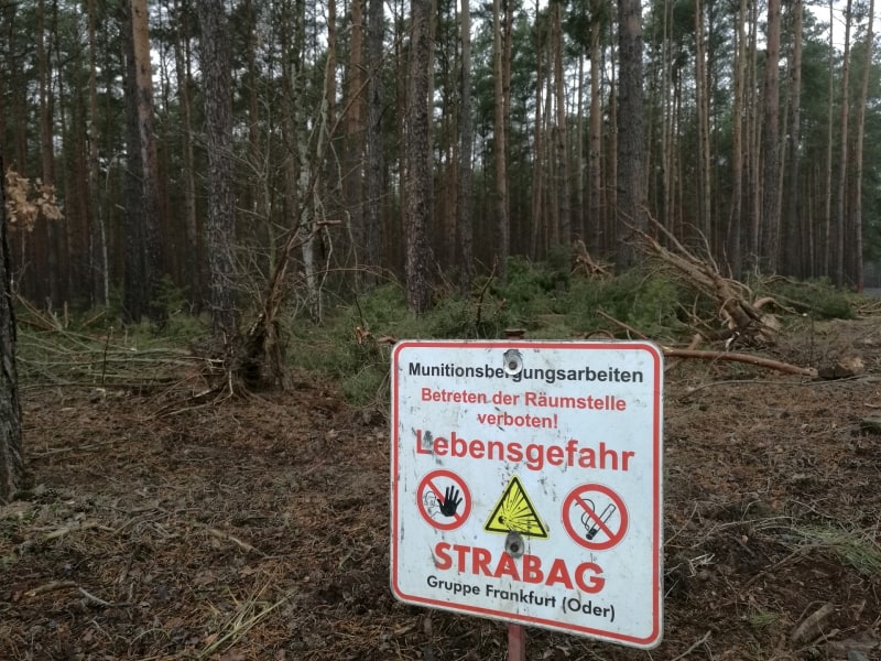 Warnschild auf Gelände von künftiger Tesla-Fabrik, über dts Nachrichtenagentur