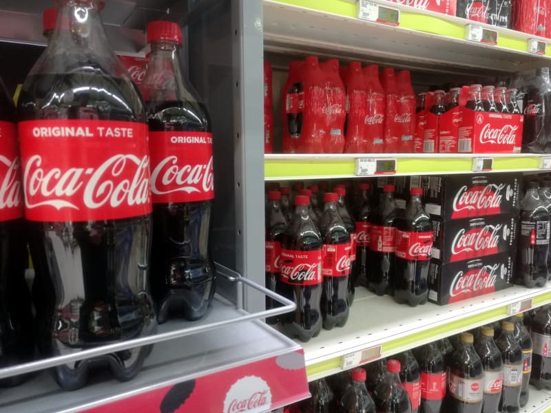 Coca-Cola in einem Supermarktregal, über dts Nachrichtenagentur