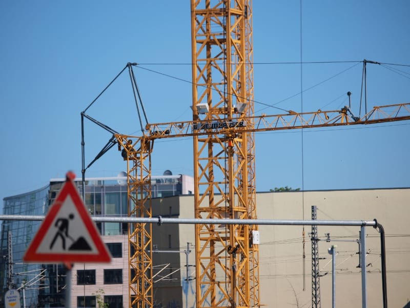 Baukräne auf einer Baustelle, über dts Nachrichtenagentur