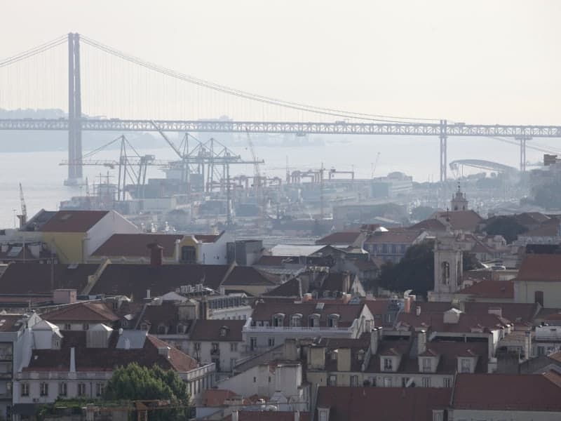 Altstadt von Lissabon mit Hafen und Brücke, über dts Nachrichtenagentur