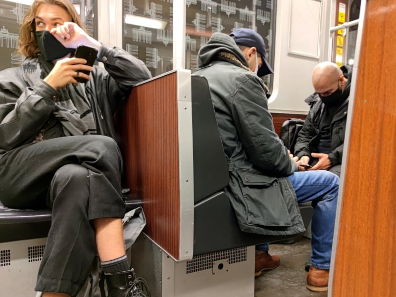 Männer mit Maske in einer U-Bahn, über dts Nachrichtenagentur