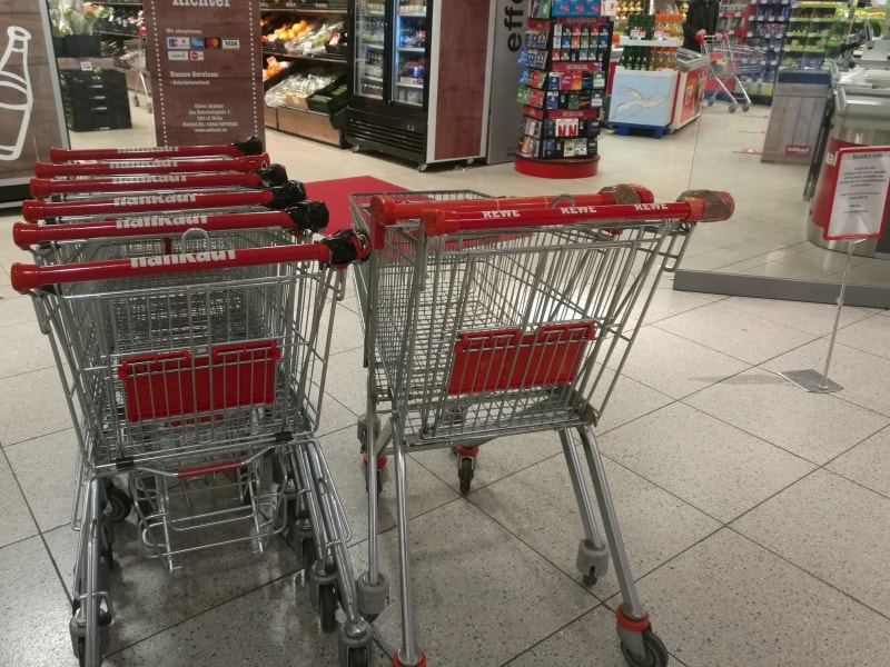 Einkaufswagen vor einem Supermarkt, über dts Nachrichtenagentur