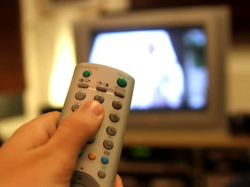 Fernsehzuschauer mit einer Fernbedienung, über dts Nachrichtenagentur