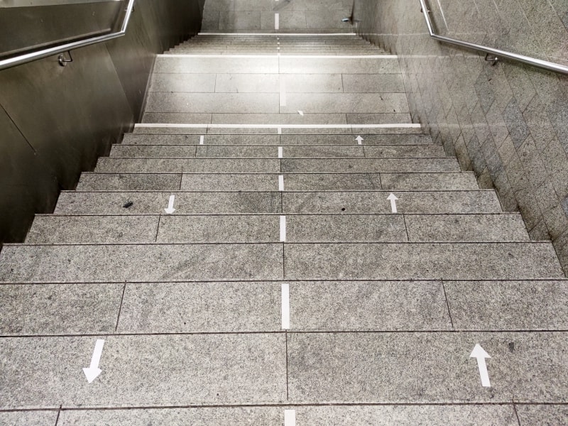 Abstands-Markierung auf einer Treppe, über dts Nachrichtenagentur