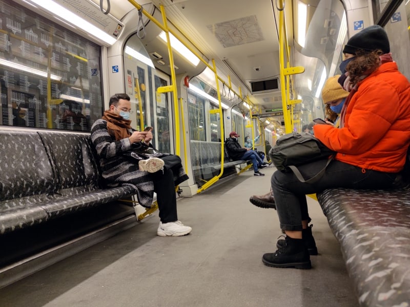 Fahrgäste mit Maske in einer U-Bahn, über dts Nachrichtenagentur