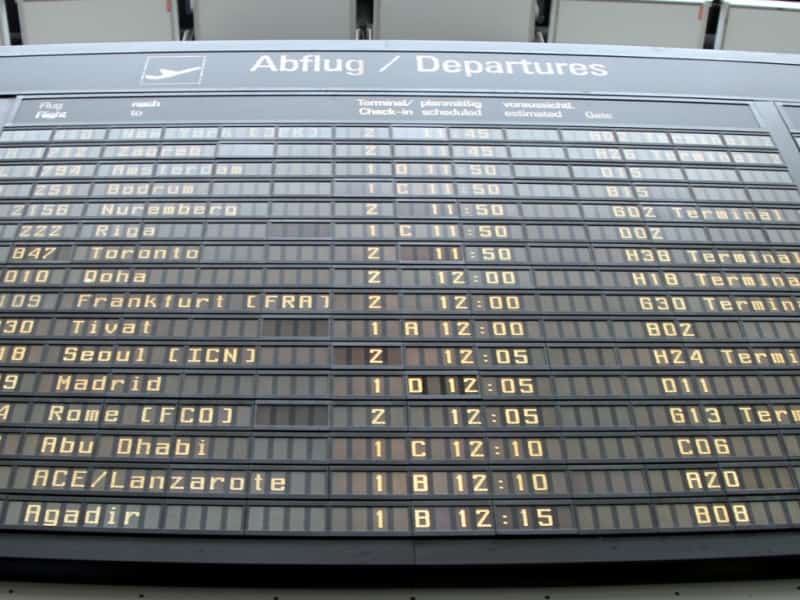 Ankunfts- und Abflugstafel an einem Flughafen, über dts Nachrichtenagentur