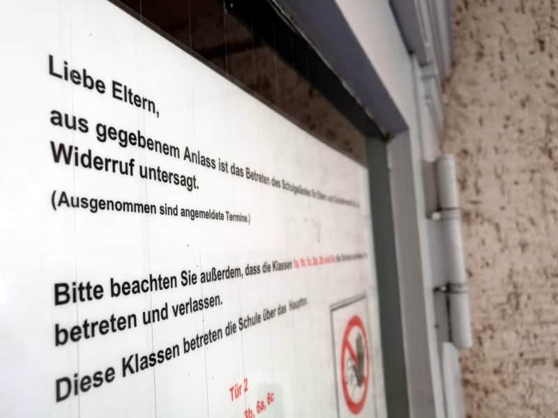 Schule mit Corona-Hinweis, über dts Nachrichtenagentur
