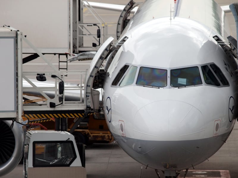 Lufthansa-Maschine wird am Flughafen beladen, über dts Nachrichtenagentur