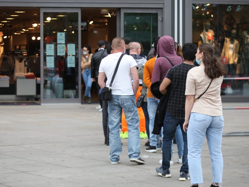 Schlange stehen vor einem Laden, über dts Nachrichtenagentur