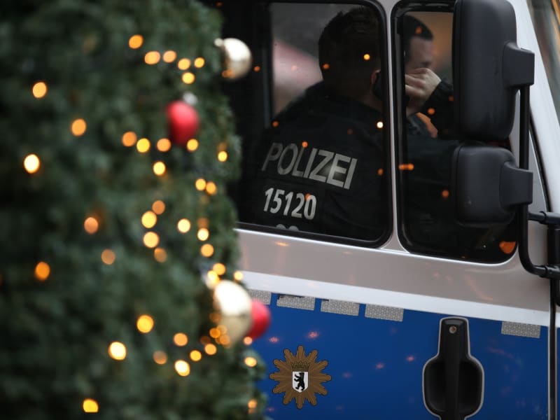 Polizei auf Weihnachtsmarkt, über dts Nachrichtenagentur