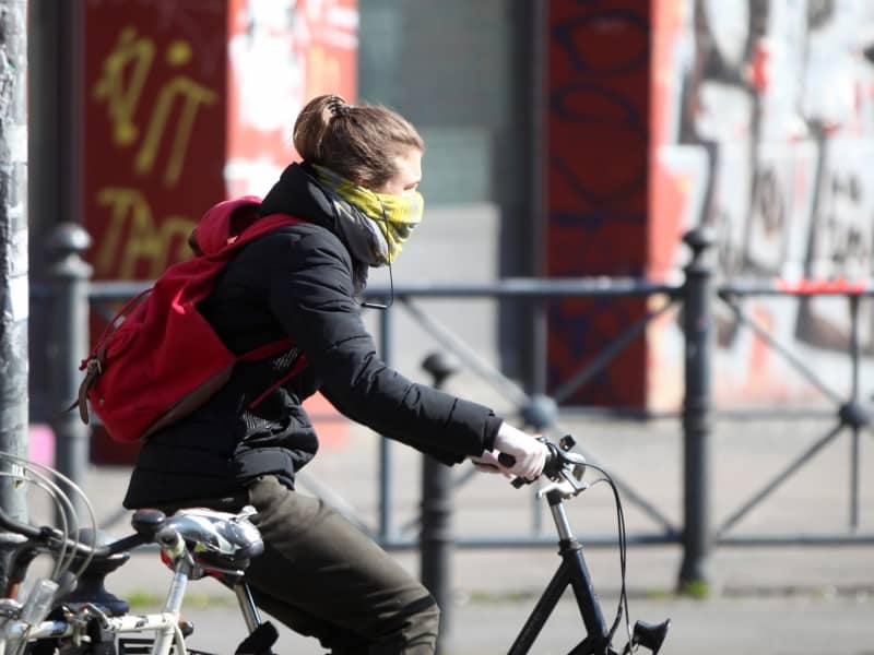 Frau mit Schal und Handschuhen, über dts Nachrichtenagentur