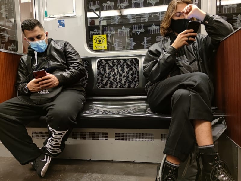 Männer mit Maske in einer U-Bahn, über dts Nachrichtenagentur