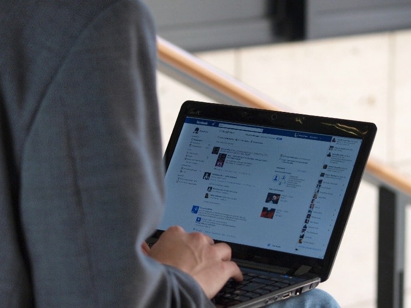 Facebook-Nutzer am Computer, über dts Nachrichtenagentur