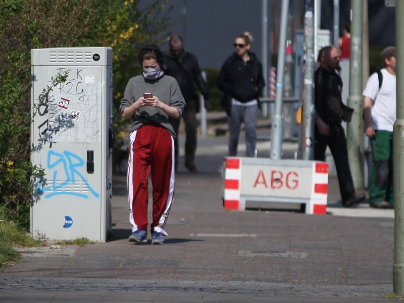Menschen mit und ohne Mundschutz, über dts Nachrichtenagentur