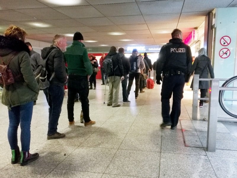 Polizist überwacht Warteschlange vor Supermarkt, über dts Nachrichtenagentur
