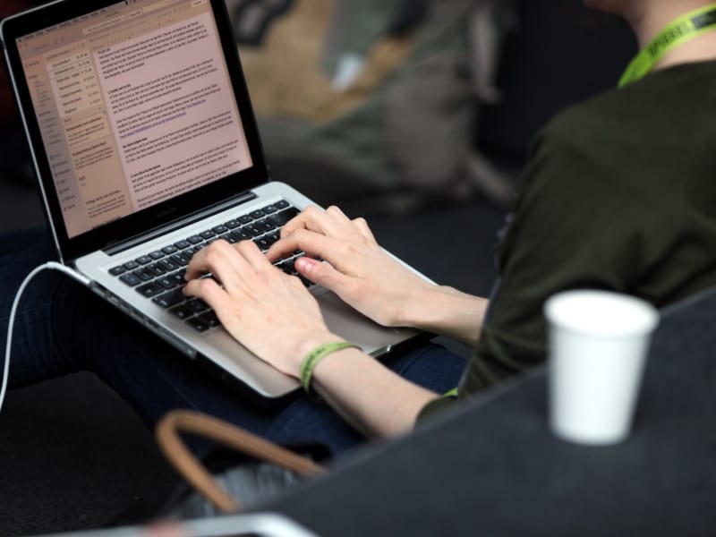 Frau an einem Laptop, über dts Nachrichtenagentur