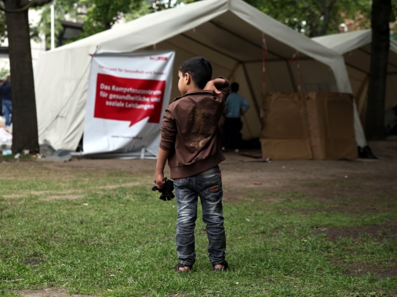 Flüchtlinge an einer Aufnahmestelle, über dts Nachrichtenagentur
