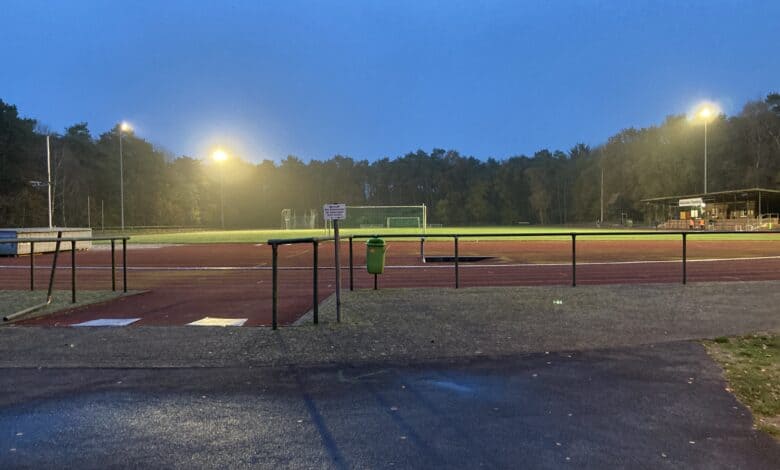 Möglichkeit bei eingeschaltetem Flutlicht in den Abendstunden im Waldstadion individuell zu trainieren