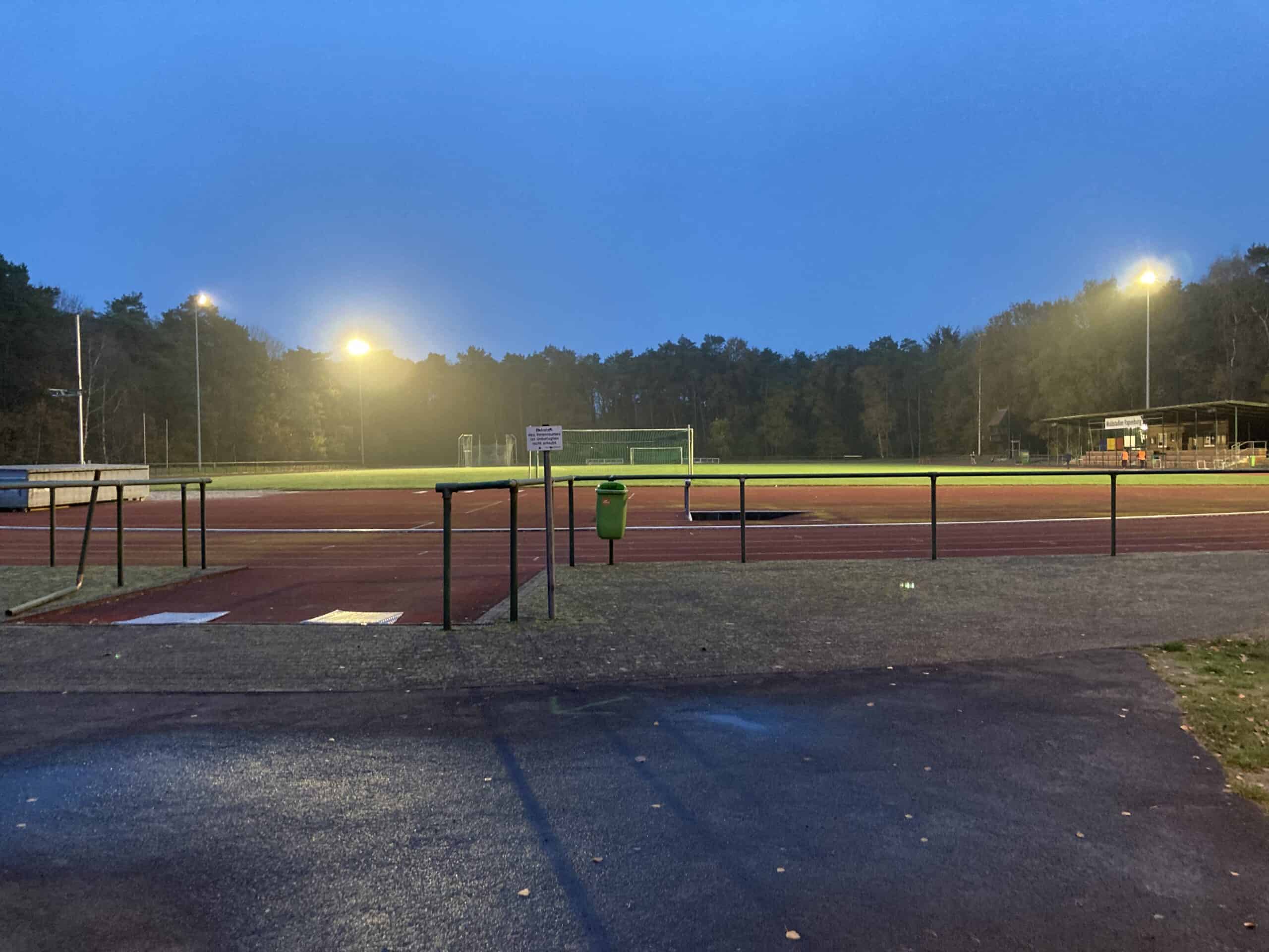 Möglichkeit bei eingeschaltetem Flutlicht in den Abendstunden im Waldstadion individuell zu trainieren