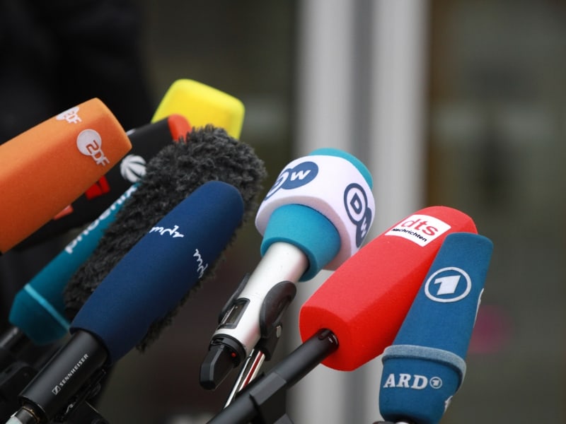 Mikrofone von Journalisten, über dts Nachrichtenagentur