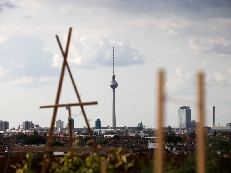 Dachterrasse in Berlin mit Blick auf den Berliner Fernsehturm, über dts Nachrichtenagentur