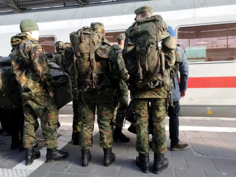 Bundeswehrsoldaten fahren Bahn, über dts Nachrichtenagentur