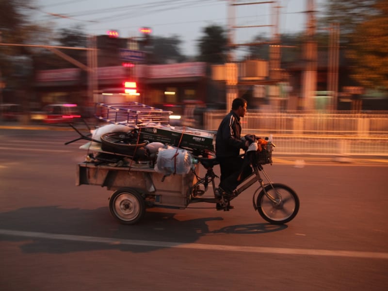 Mann fährt auf Motorrad mit Ladefläche in China, über dts Nachrichtenagentur