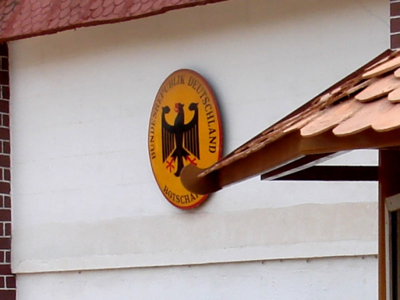 Schild einer deutschen Botschaft im Ausland, über dts Nachrichtenagentur