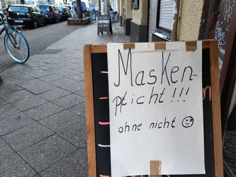 Hinweis auf Maskenpflicht, über dts Nachrichtenagentur