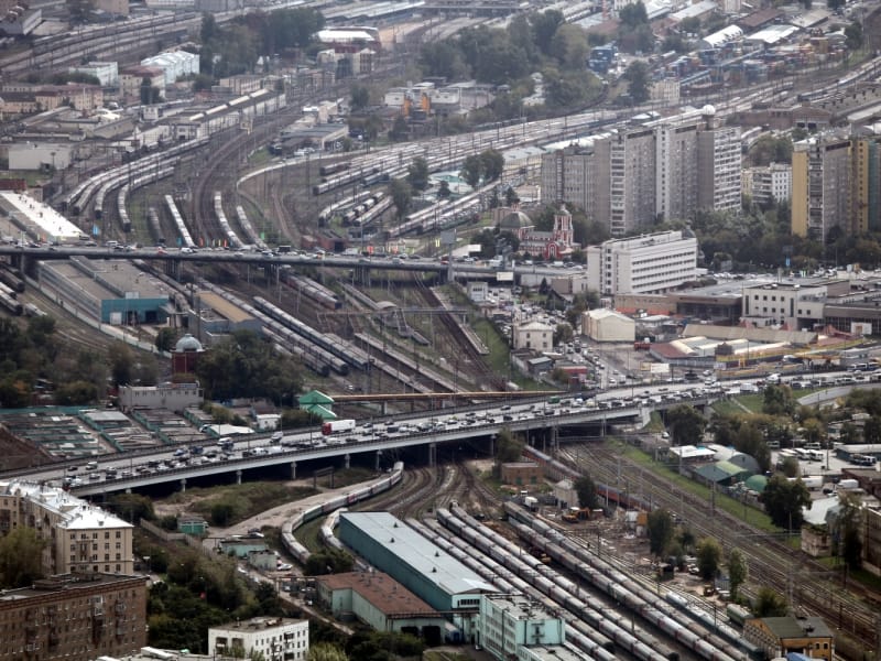 Straßenverkehr und Zugverkehr in Moskau (Russland), über dts Nachrichtenagentur
