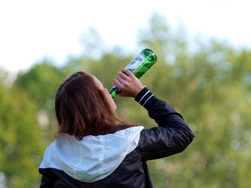 Biertrinkende Frau, über dts Nachrichtenagentur