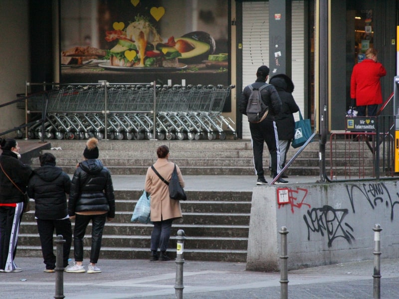 Schlange stehen vor Supermarkt, über dts Nachrichtenagentur