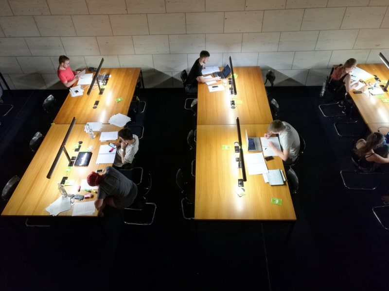 Studenten in einer Bibliothek, über dts Nachrichtenagentur