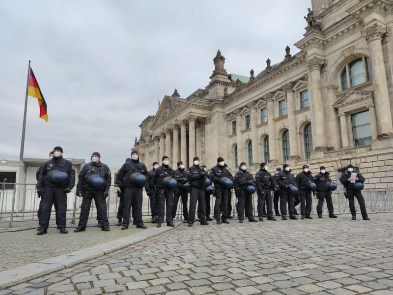 Polizei vor Bundestag am 18.11.2020, über dts Nachrichtenagentur