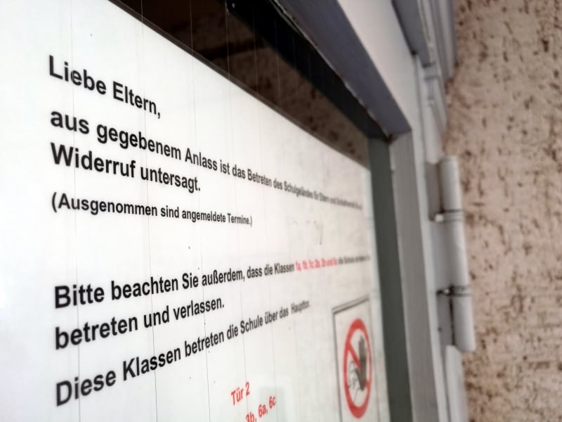 Schule mit Corona-Hinweis, über dts Nachrichtenagentur