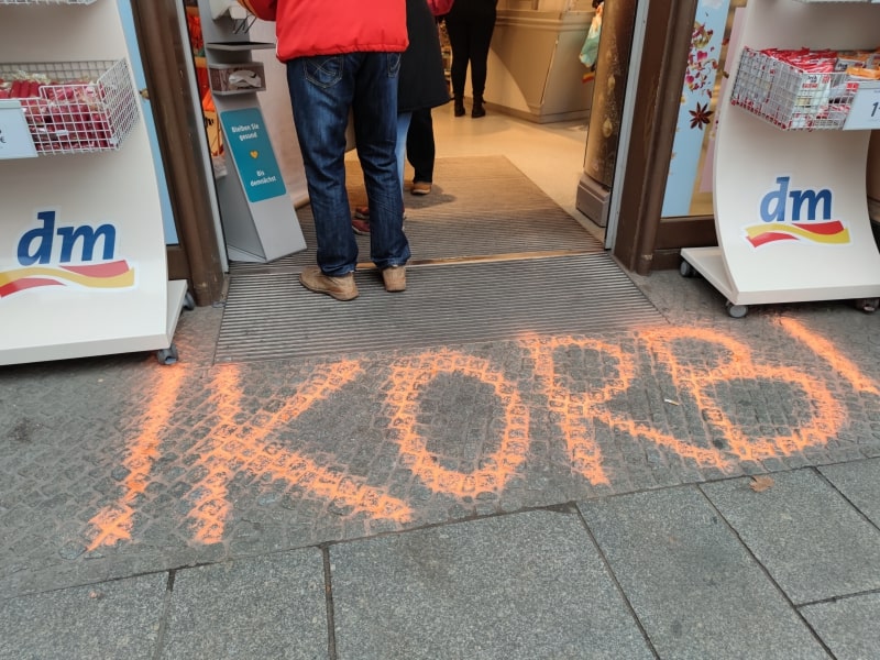 Hinweis auf Korbpflicht in einer Drogerie, über dts Nachrichtenagentur