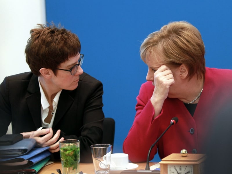 Annegret Kramp-Karrenbauer und Angela Merkel, über dts Nachrichtenagentur