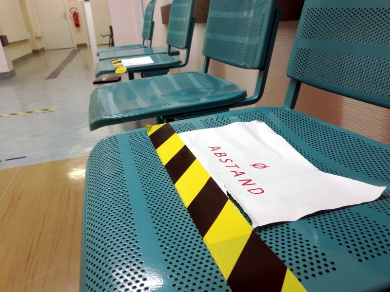 Sitzbänke mit Corona-Abstandshinweis im Krankenhaus, über dts Nachrichtenagentur
