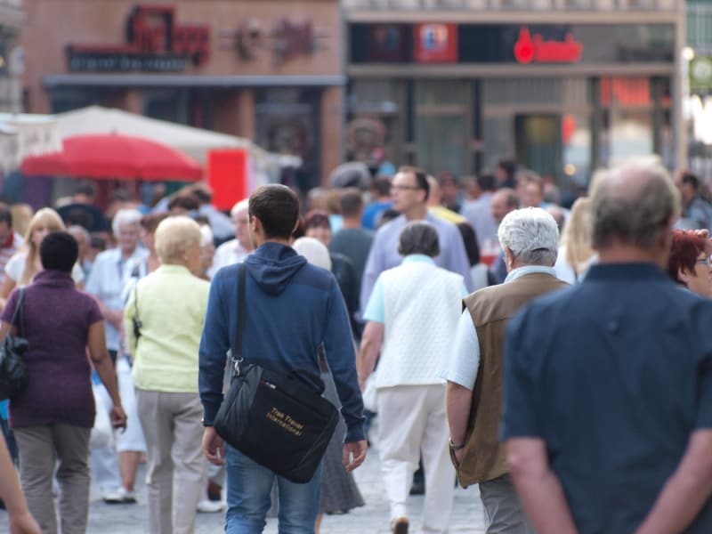 Menschen in einer Fußgängerzone, über dts Nachrichtenagentur