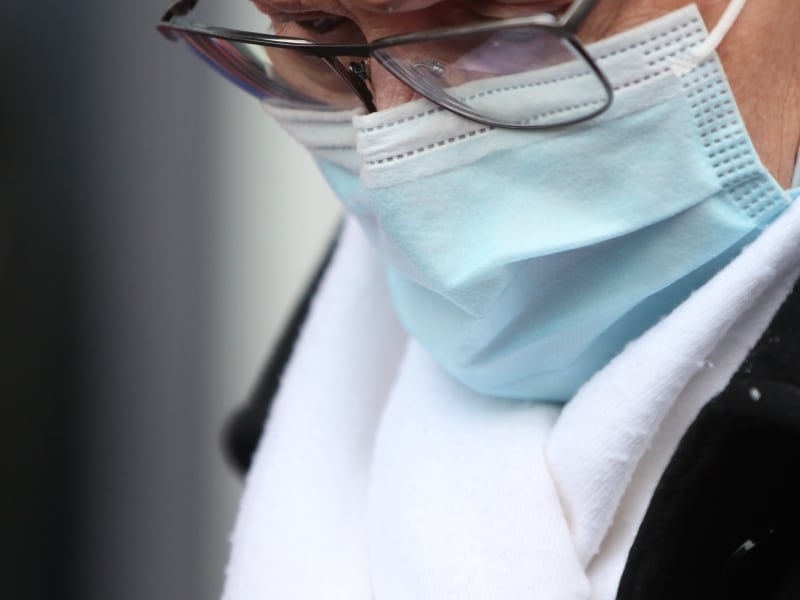 Frau mit Mundschutz, über dts Nachrichtenagentur