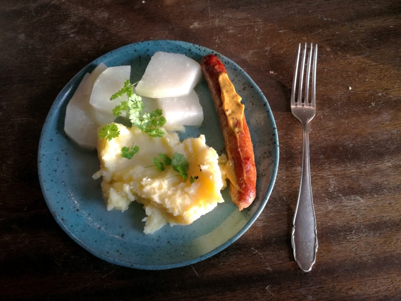 Bratwurst mit Kartoffelbrei und Kohlrabi, über dts Nachrichtenagentur