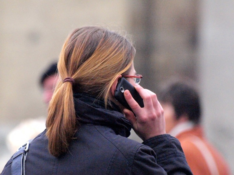 Frau mit Telefon, über dts Nachrichtenagentur