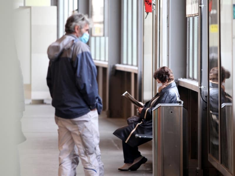 Fahrgäste mit Mund-Nasen-Schutz, über dts Nachrichtenagentur