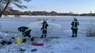 Eine Person hatte sich bei den winterlichen Temperaturen auf den See gewagt und war nach etwa 50 Metern durch das Eis gebrochen.